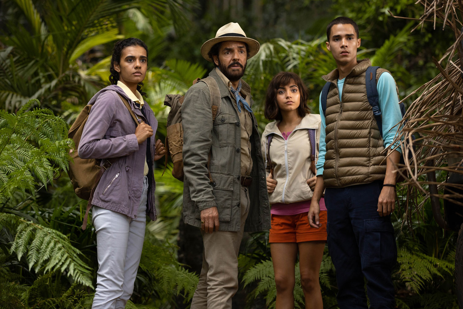 dora-16819r L-R, Madeleine Madden, Eugenio Derbez, Isabela Moner and Jeff Wahlberg star in Paramount Pictures, Paramount Players and Nickelodeon Movies